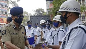 Kolkata Police Commissioner distributed accessories for tackling heat to traffic police personnel