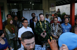 Musk was greeted by several Indonesian Minister upon arrival in Denpasar